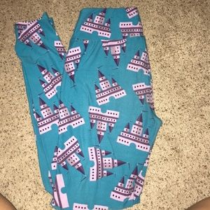 OS: Purple Castle LulaRoe Leggings. One size